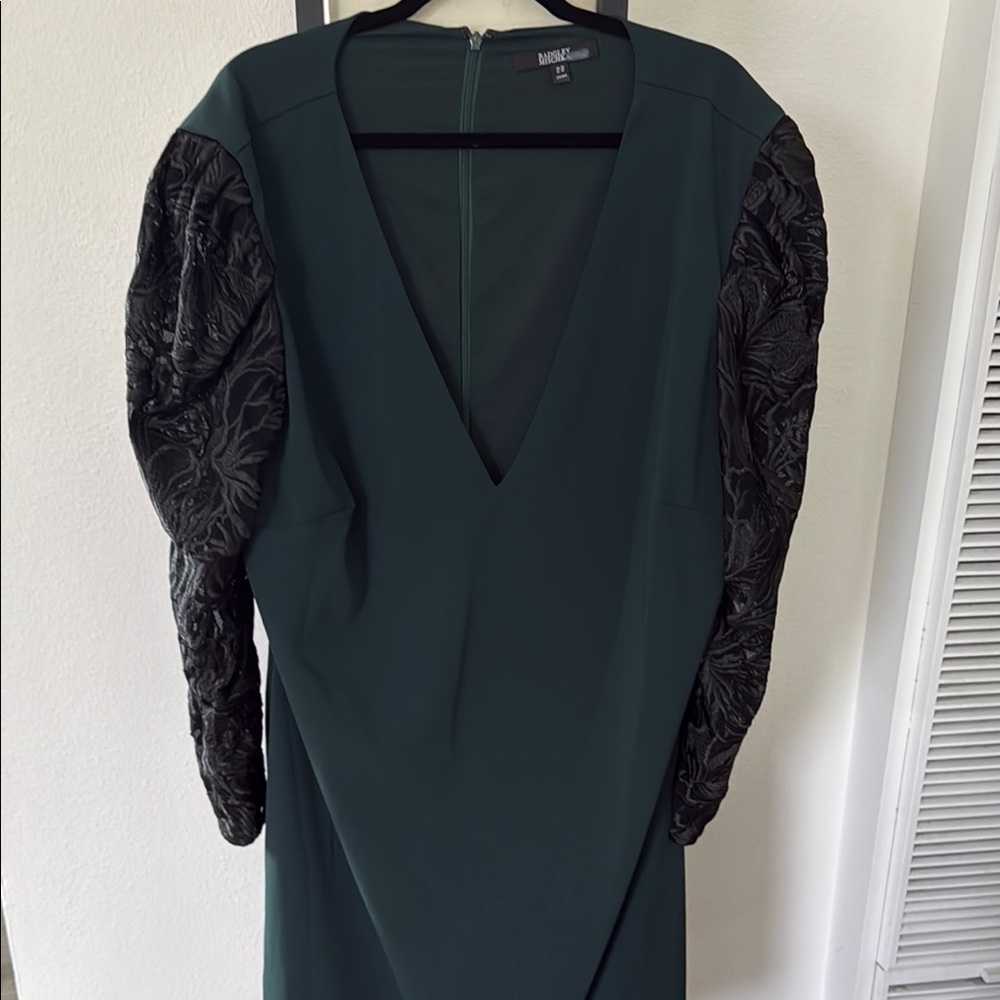Elegant Green Dress with Black Sleeves